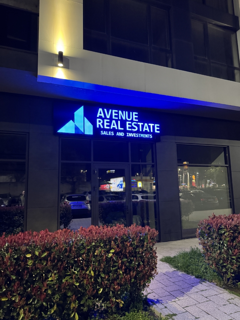 Входът на офиса на Avenue Real Estate в Пловдив